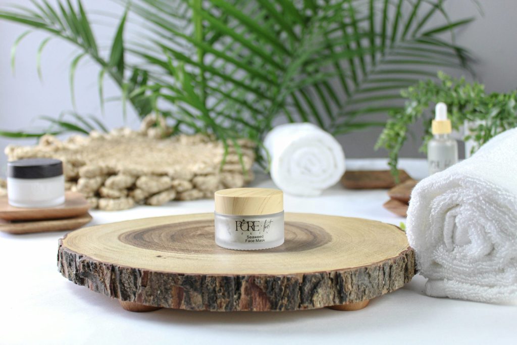 Produit de soin sur une tranche de bois avec des serviettes